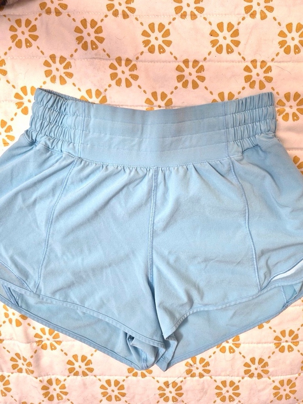 lululemon athletica Light Blue High-Waist Athletic Shorts Hotty Hot 2.5 size 4